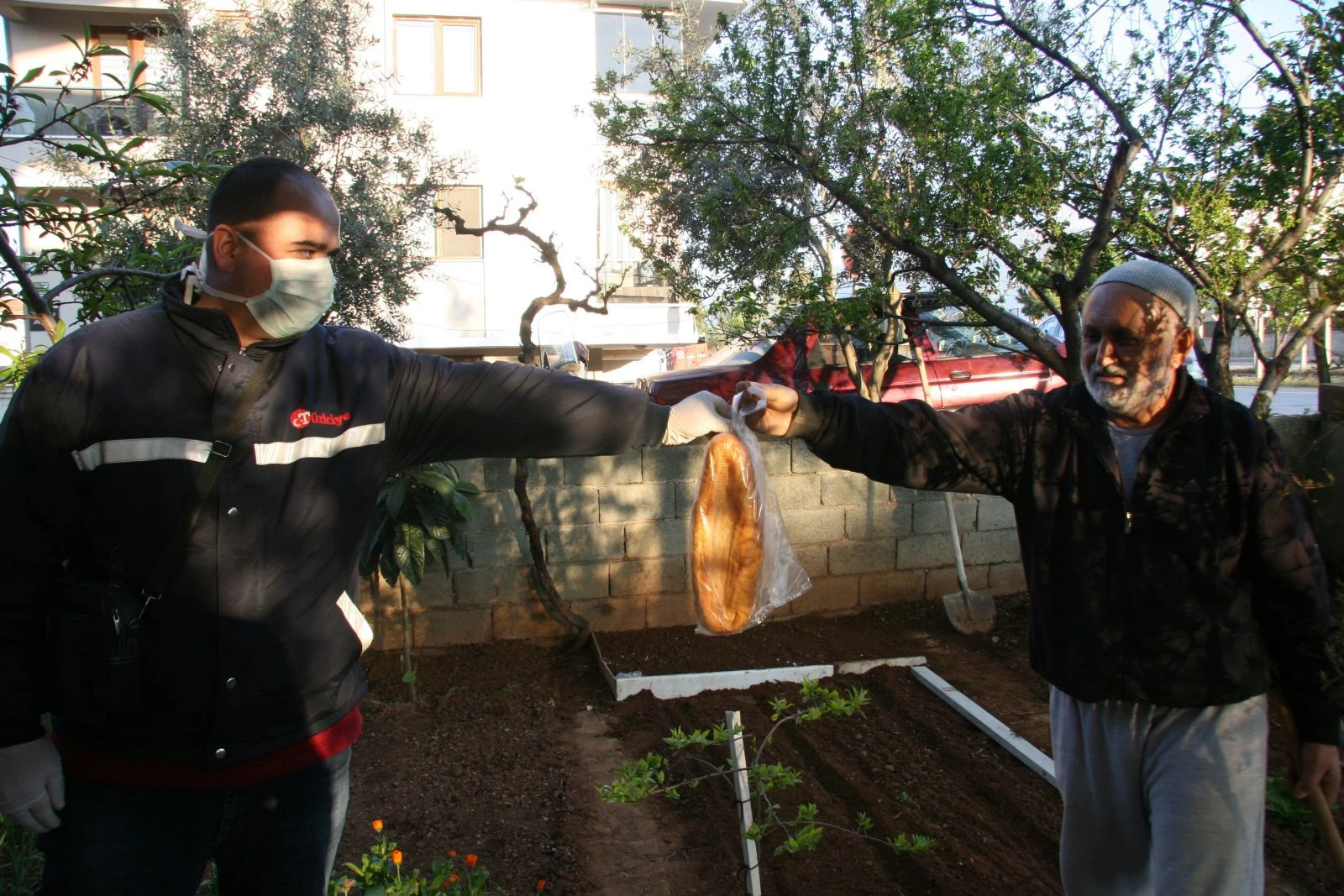 Türkiye Gazetesi dağıtım personellerinden yaşlı okuyucularına her saat hizmet