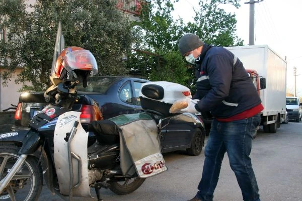 Türkiye Gazetesi dağıtım personellerinden yaşlı okuyucularına her saat hizmet