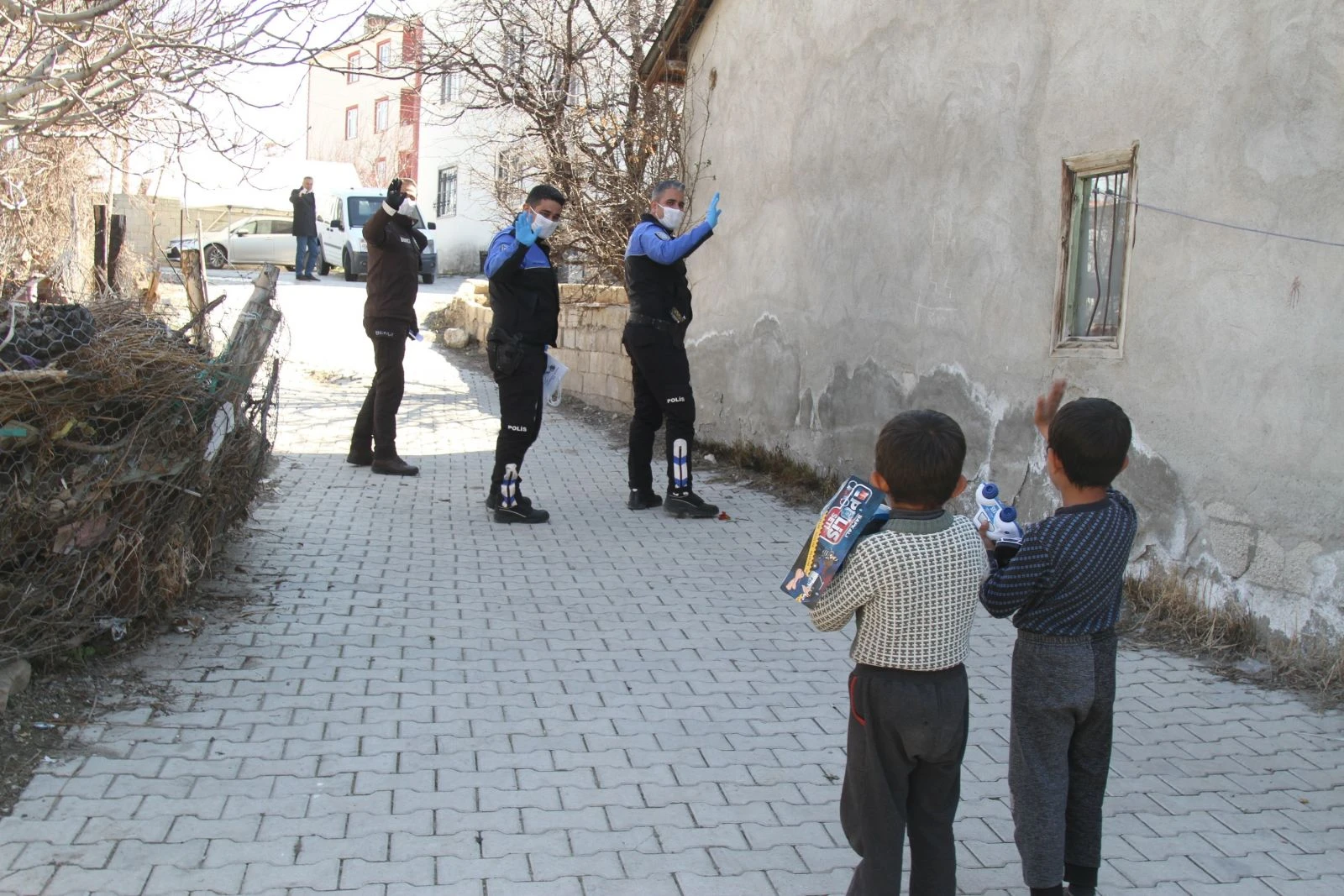 Polis ekipleri minik kardeşlerin isteğini geri çevirmedi