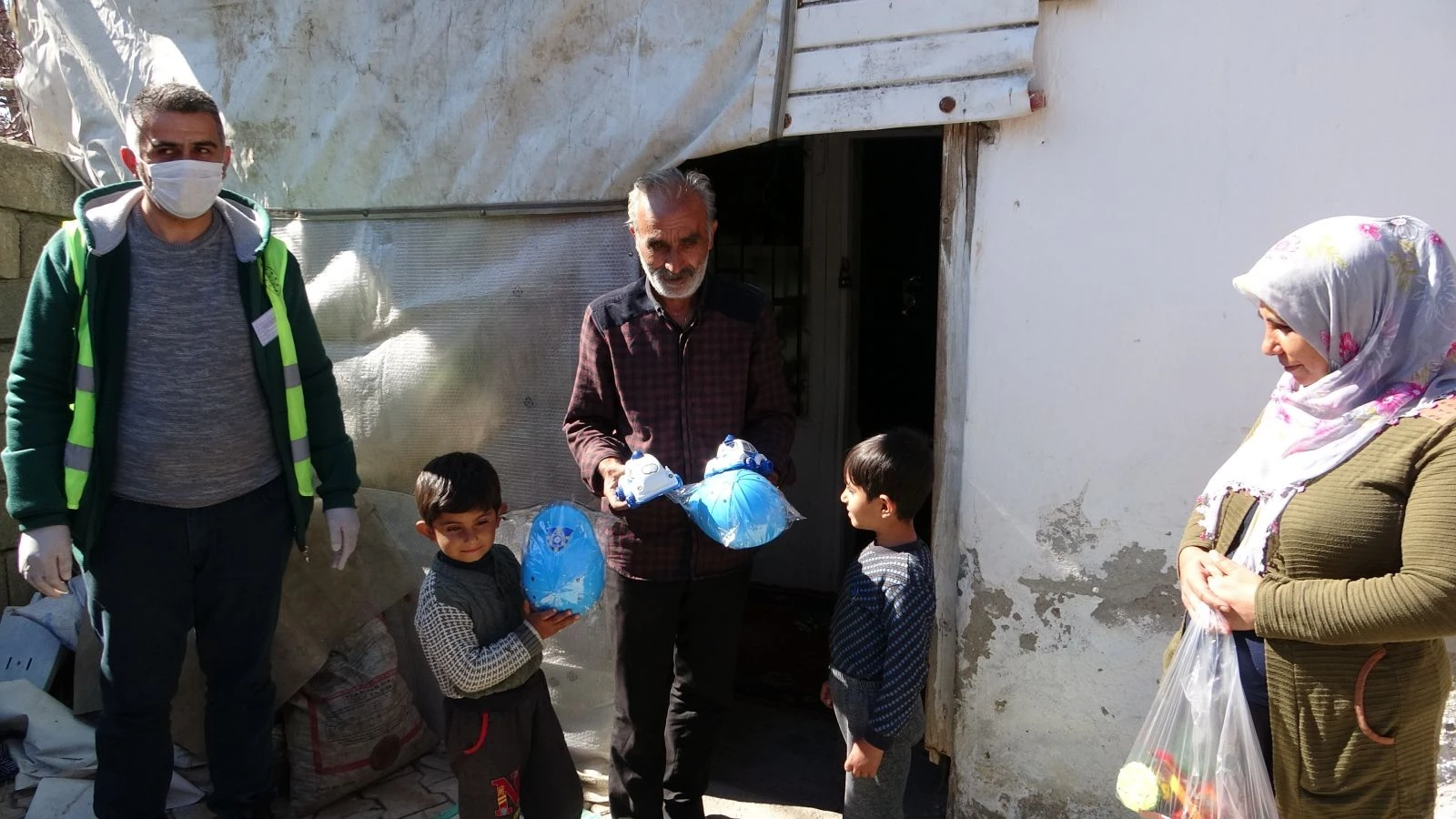 Polis ekipleri minik kardeşlerin isteğini geri çevirmedi