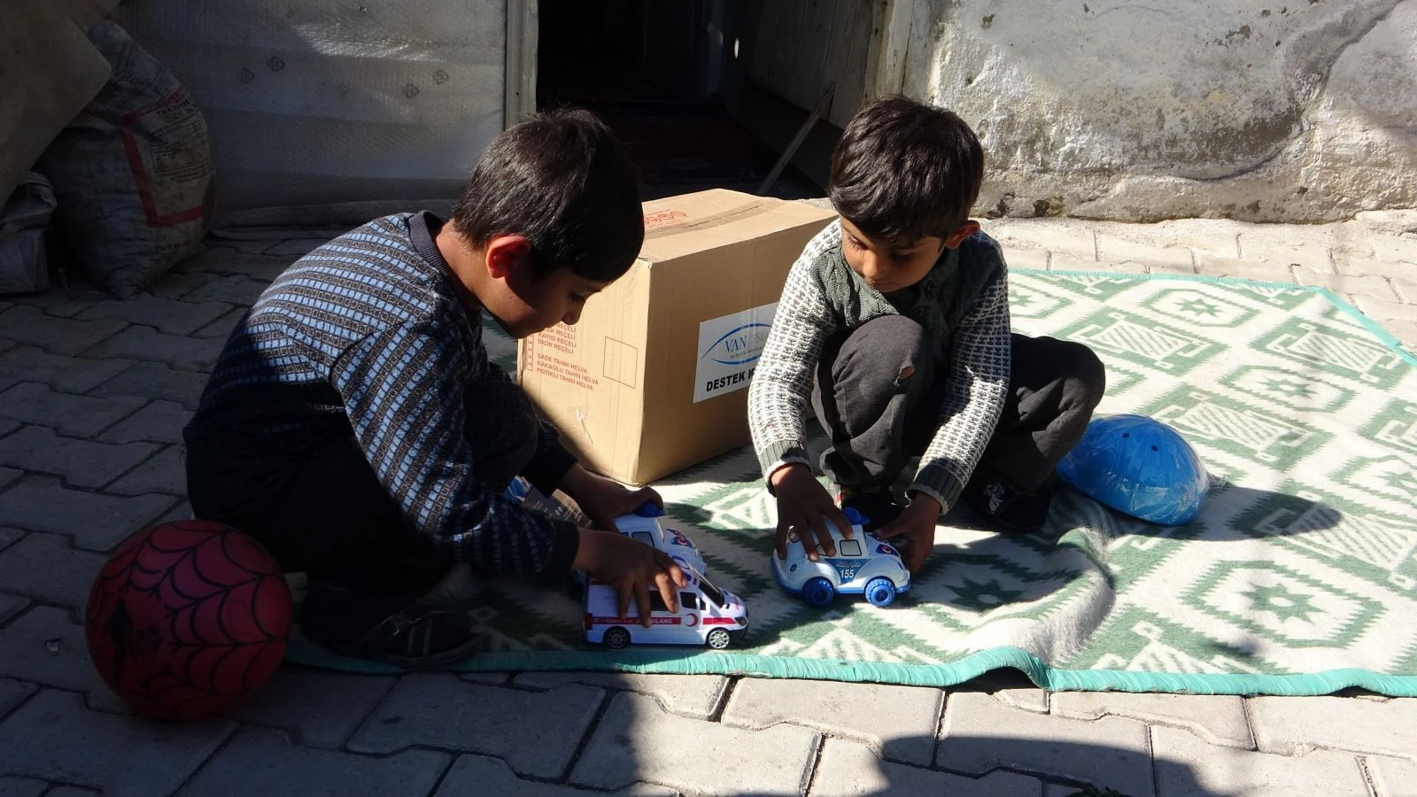 Polis ekipleri minik kardeşlerin isteğini geri çevirmedi