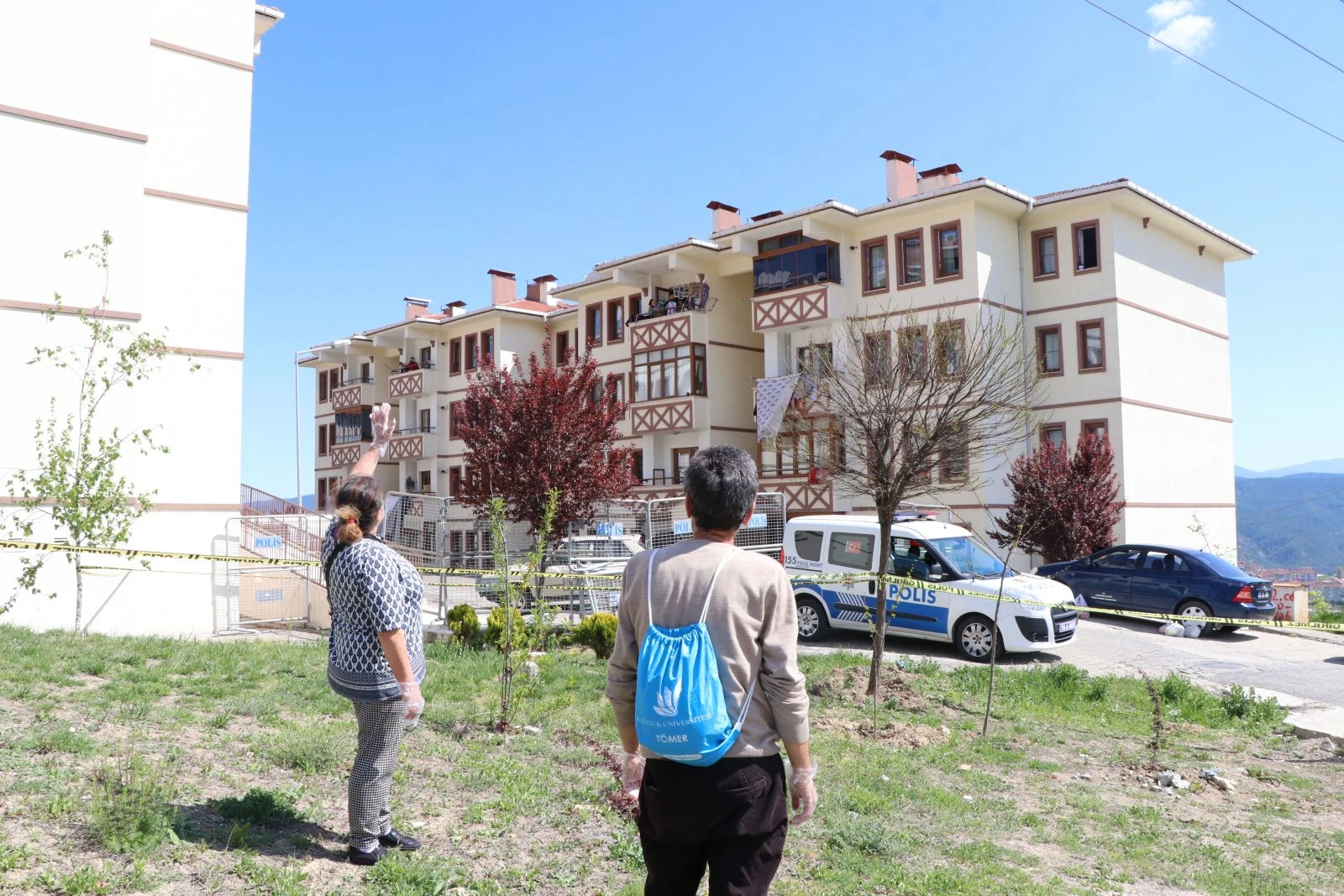 Karantinadaki evladı ve torunlarıyla uzaktan gözyaşlarıyla hasret giderdi