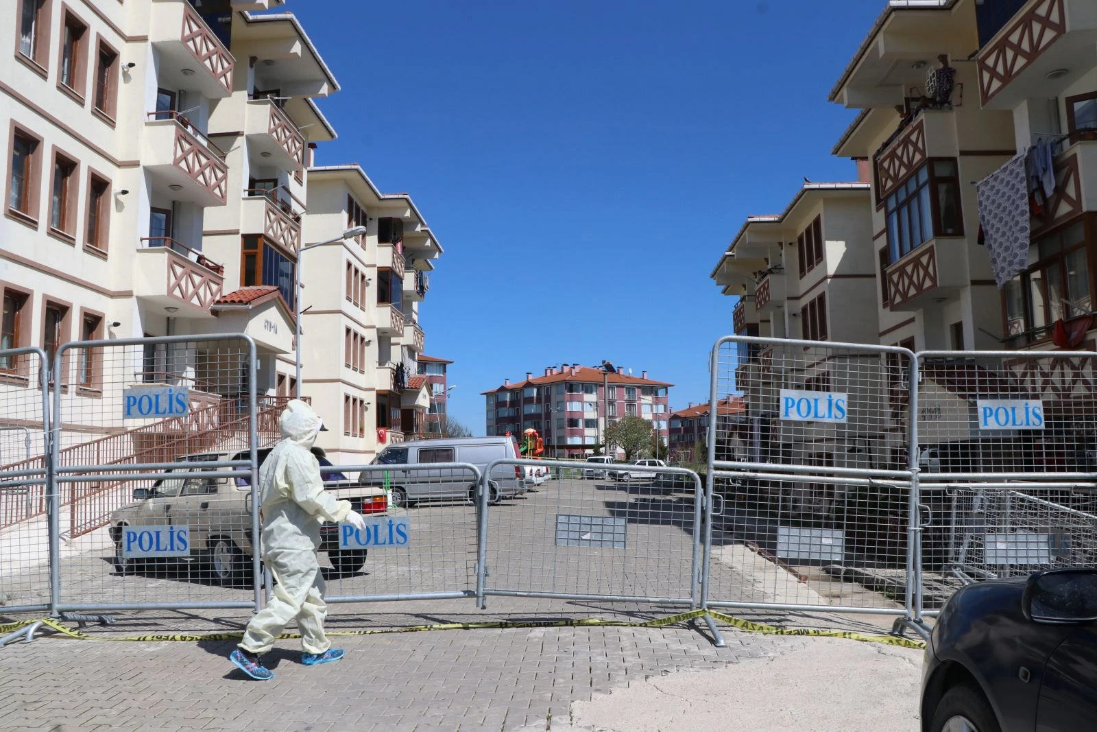 Karantinadaki evladı ve torunlarıyla uzaktan gözyaşlarıyla hasret giderdi