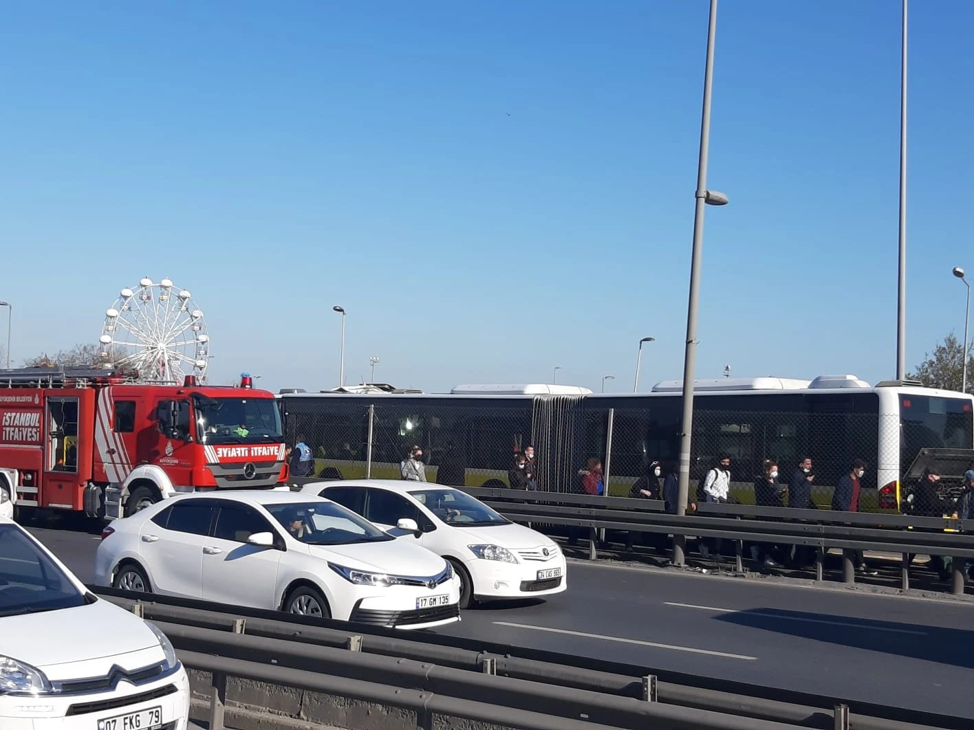 Avcılar'da iki metrobüs kafa kafaya çarpıştı