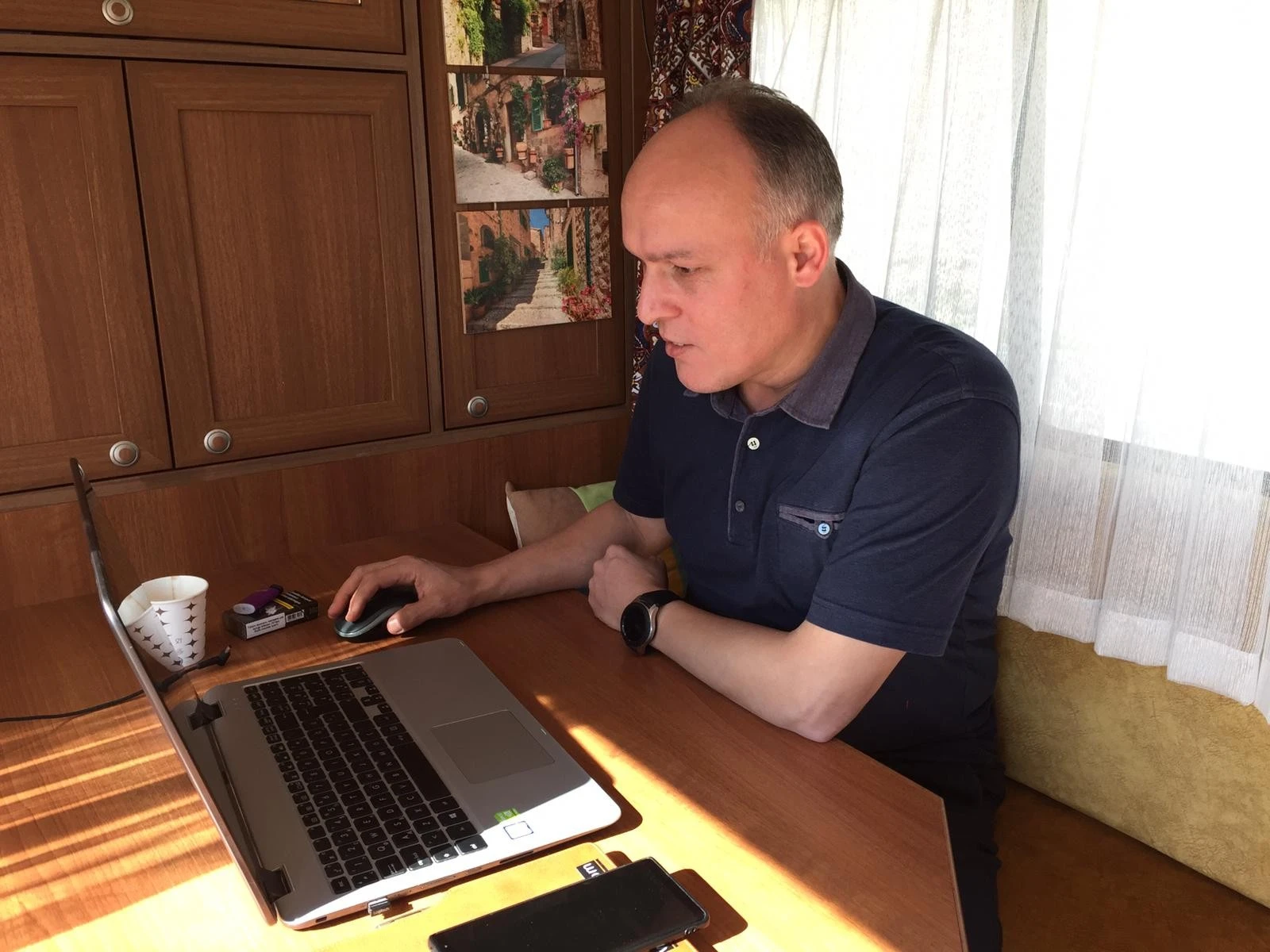 İlginç korona tedbiri! Karavanı ofise çevirdi