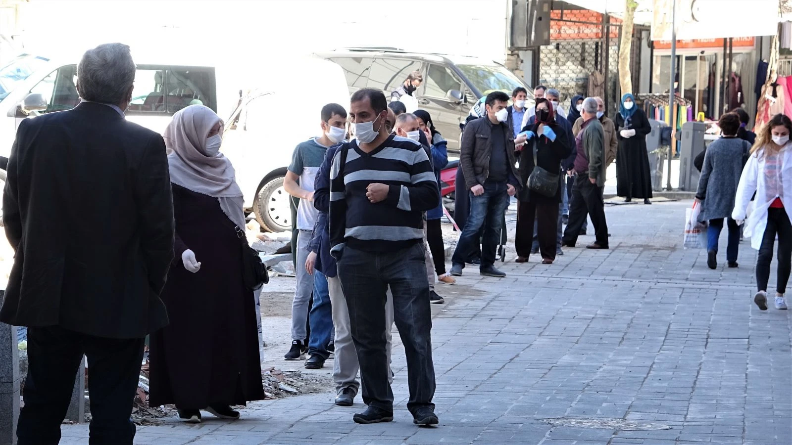 Sokağa çıkma yasağı öncesi yüzlerce metre et kuyruğu