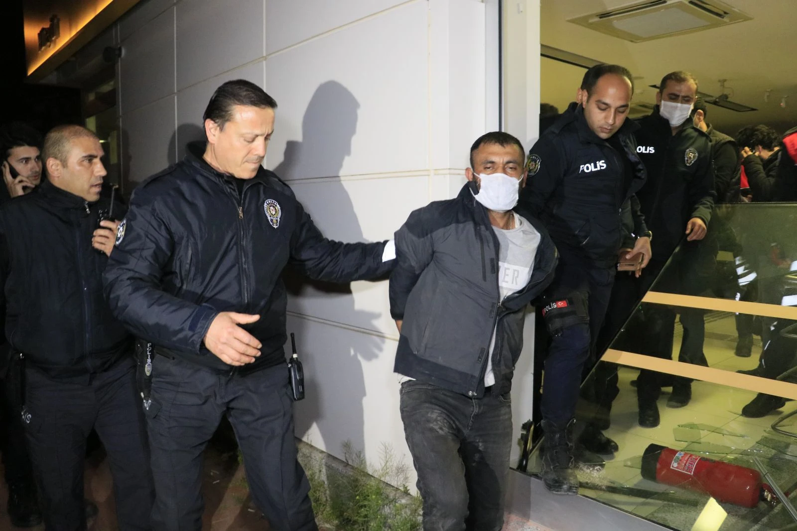 Bankanın camını kırarak içeri giren zanlının ifadesi şok etti