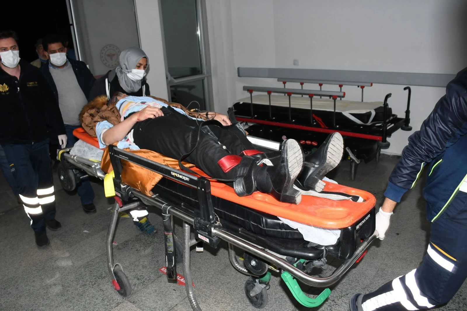 Kadını sokak ortasında sırtından bıçakladı