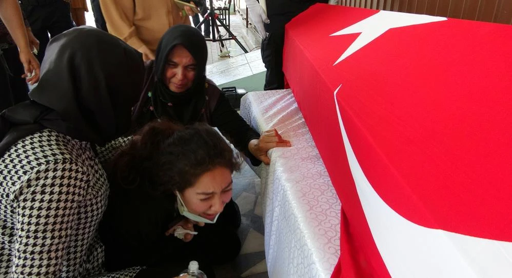 Polis babasının tabutuna "babam" diyerek koştu: Feryadı yürekleri dağladı