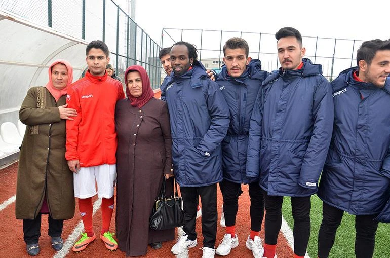 Balona röveşata atan çocuk futbolcu oldu