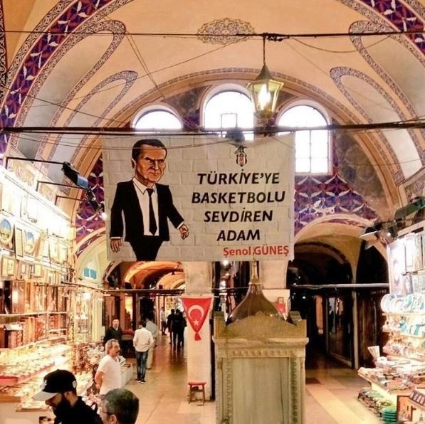 Kapalıçarşı'ya asılan 'Şenol Güneş' pankartı dikkat çekti