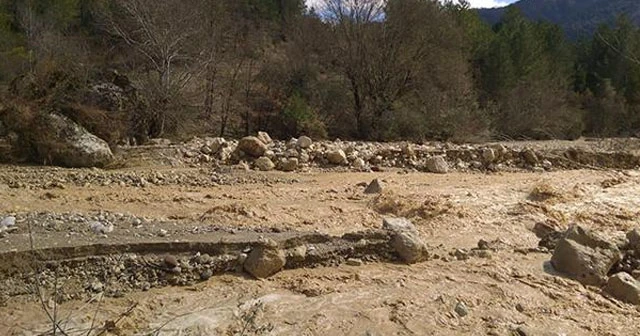 Kanal patlayınca tarlalar su altında kaldı