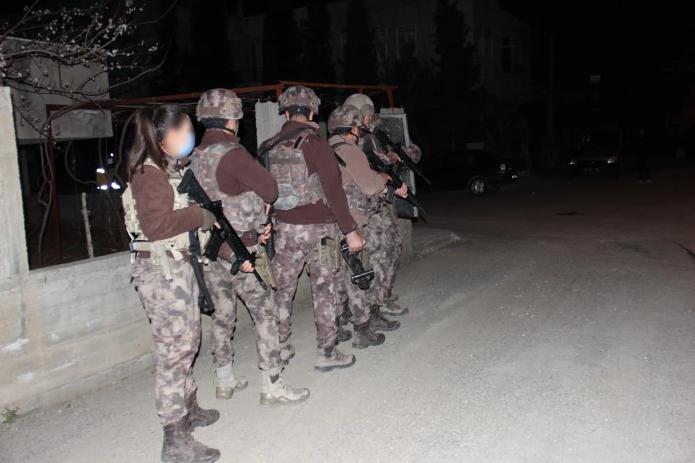 Cinnet getiren anne çocuğunu bıçak ile rehin aldı