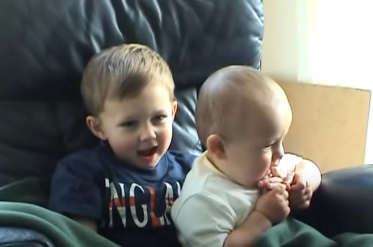 YouTube'un ünlü videosu 'Charlie bit my finger' 760 bin dolara satıldı