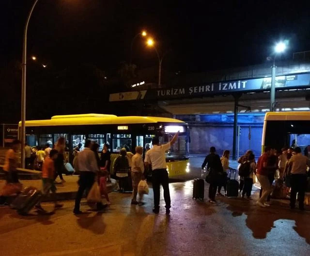 Hereke Tren İstasyonu sular altında kaldı, seferler iptal edildi
