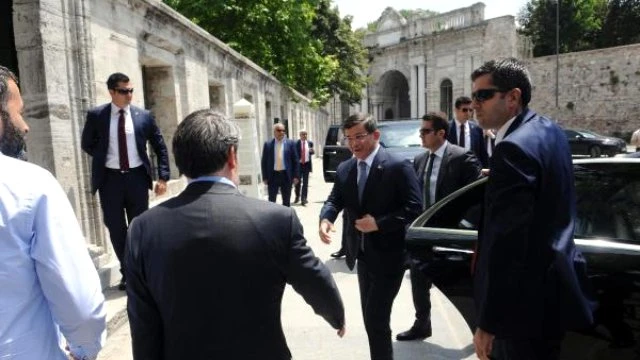 Vatandaştan Davutoğlu'na, 'Sen Başbakansın, Cumhurbaşkanısın'