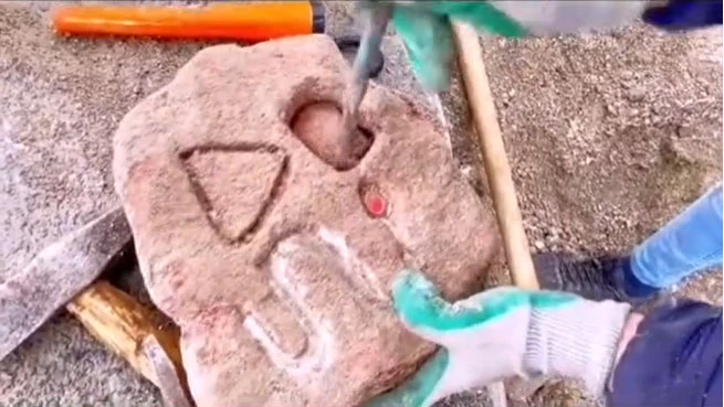 Defineci tırnaklarıyla çıkardı: Taştan altın fışkırdı sosyal medya karıştı