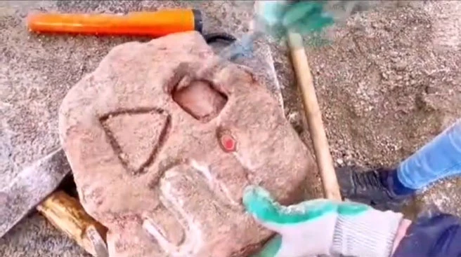 Defineci tırnaklarıyla çıkardı: Taştan altın fışkırdı sosyal medya karıştı