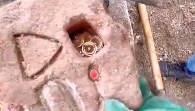 Defineci tırnaklarıyla çıkardı: Taştan altın fışkırdı sosyal medya karıştı