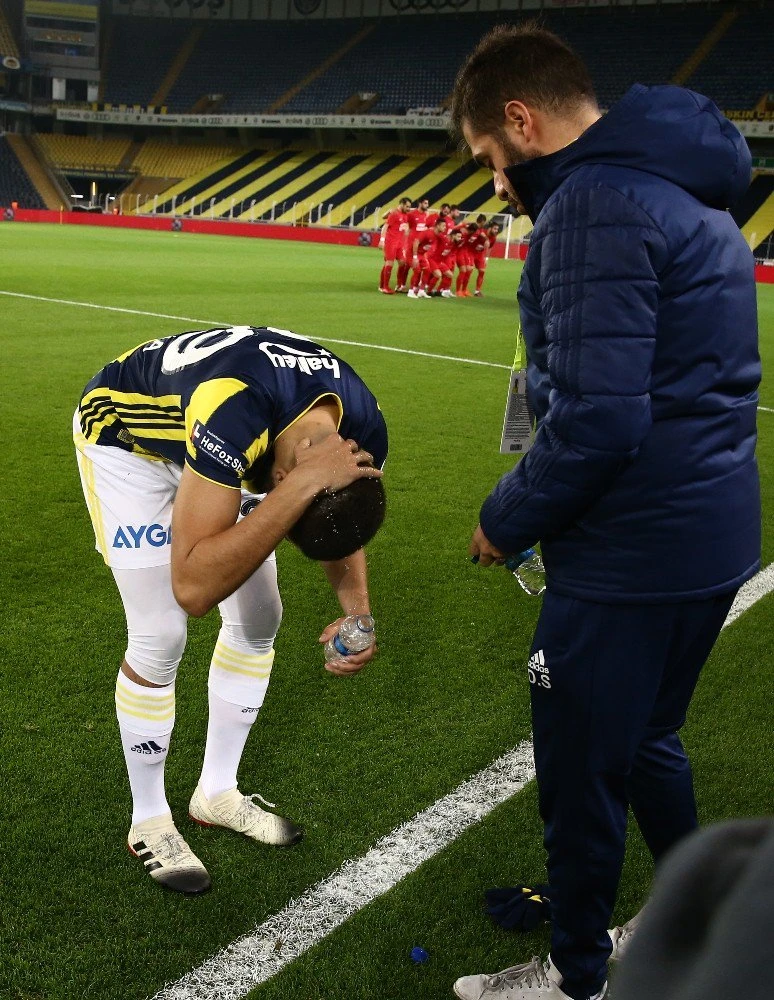 Fenerbahçeli Benzia, Ziraat Türkiye Kupası öncesinde saha kenarında abdest aldı