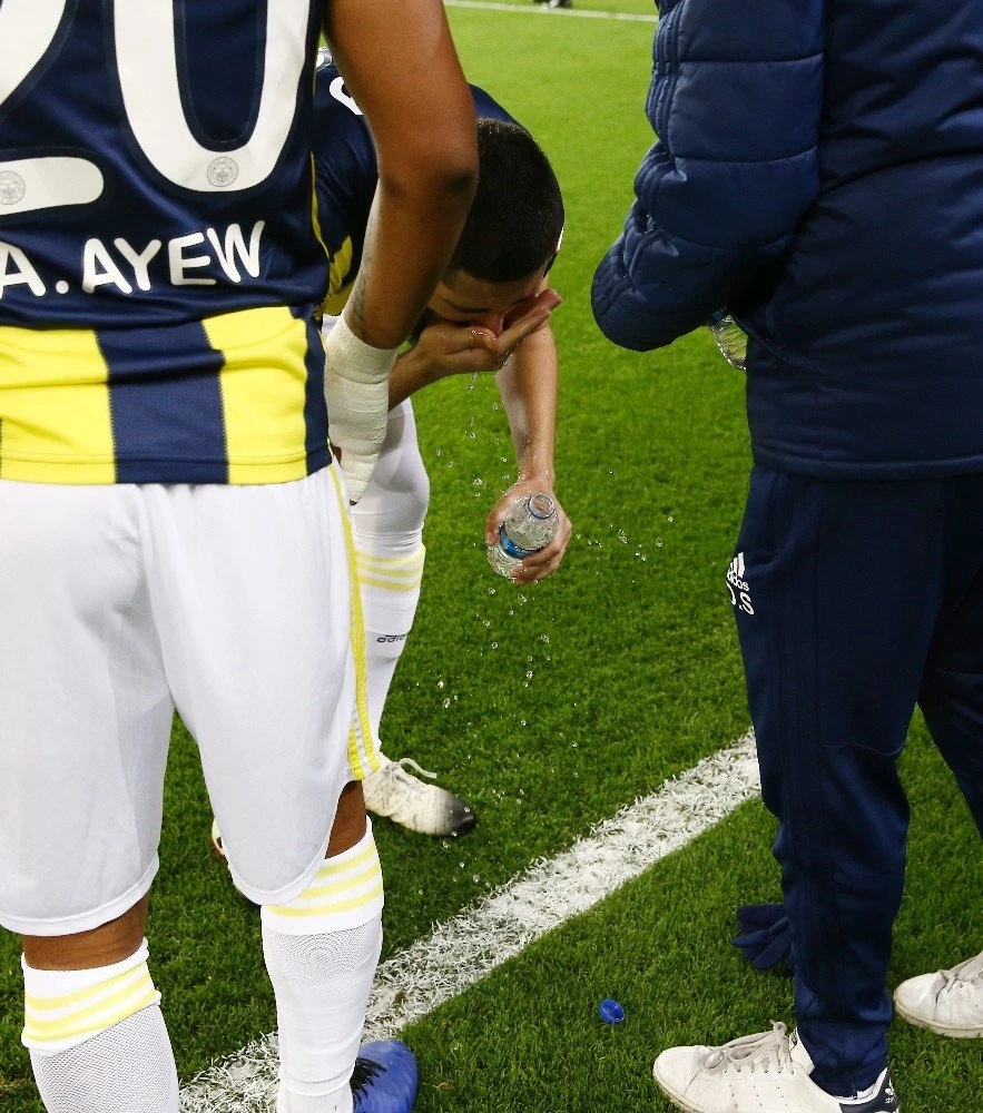 Fenerbahçeli Benzia, Ziraat Türkiye Kupası öncesinde saha kenarında abdest aldı