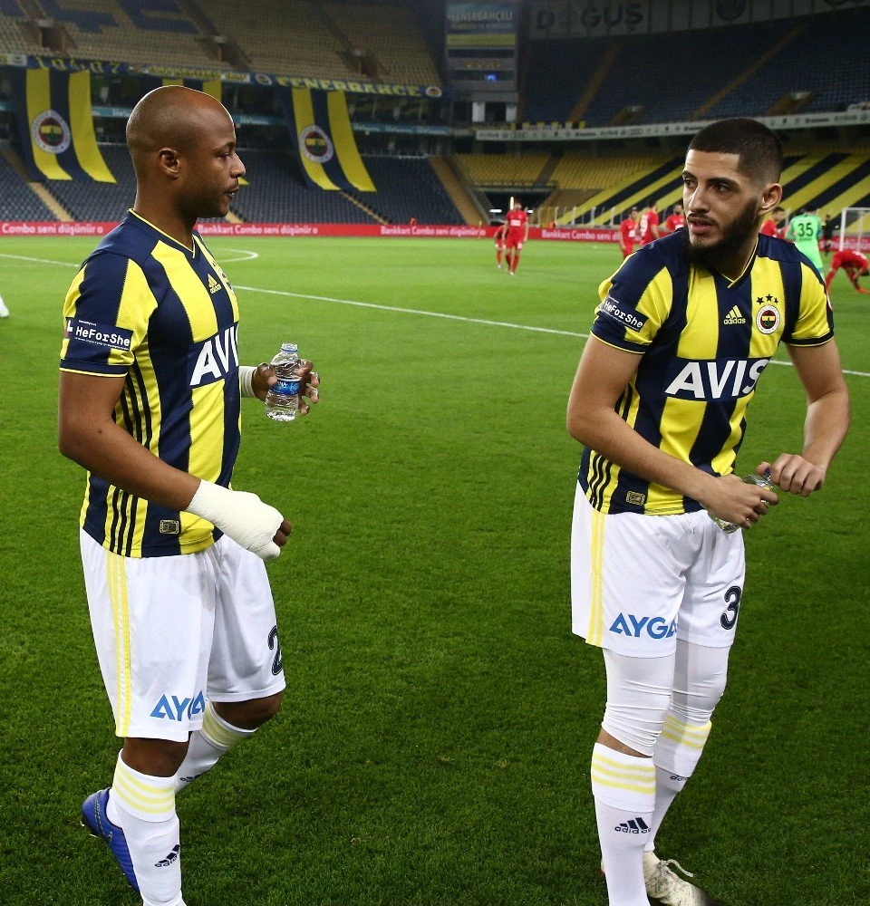 Fenerbahçeli Benzia, Ziraat Türkiye Kupası öncesinde saha kenarında abdest aldı