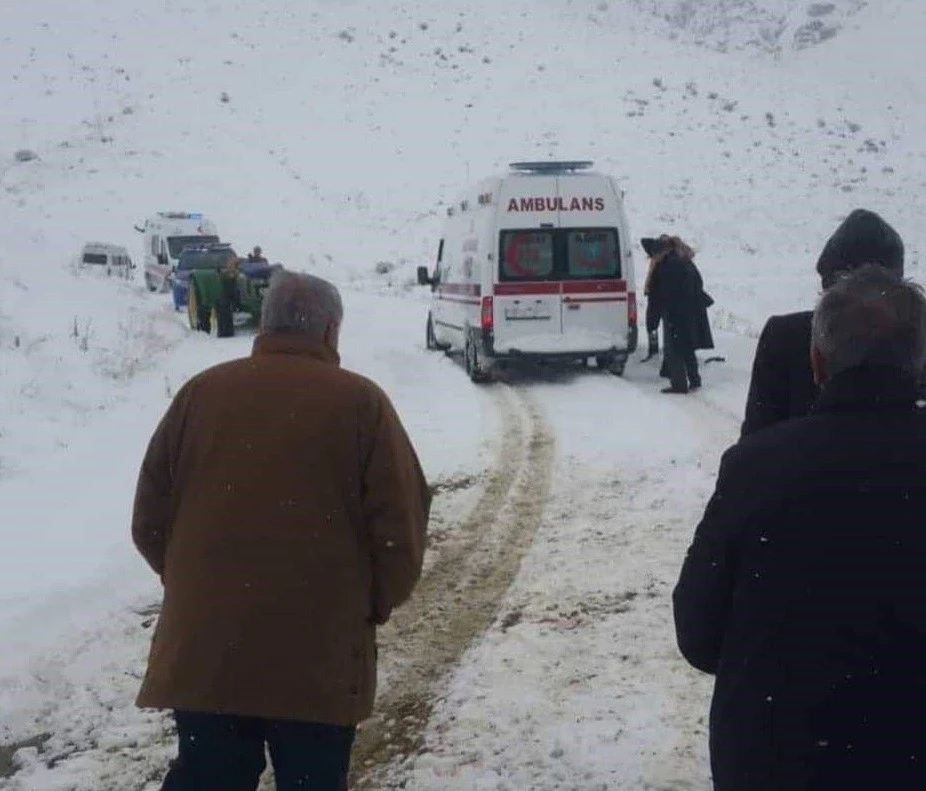 Elazığ'da minibüs devrildi: 8 yaralı