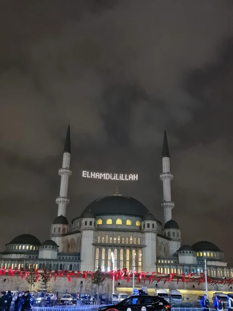 Taksim Camii’nin ilk mahyası göz kamaştırdı: Elhamdülillah