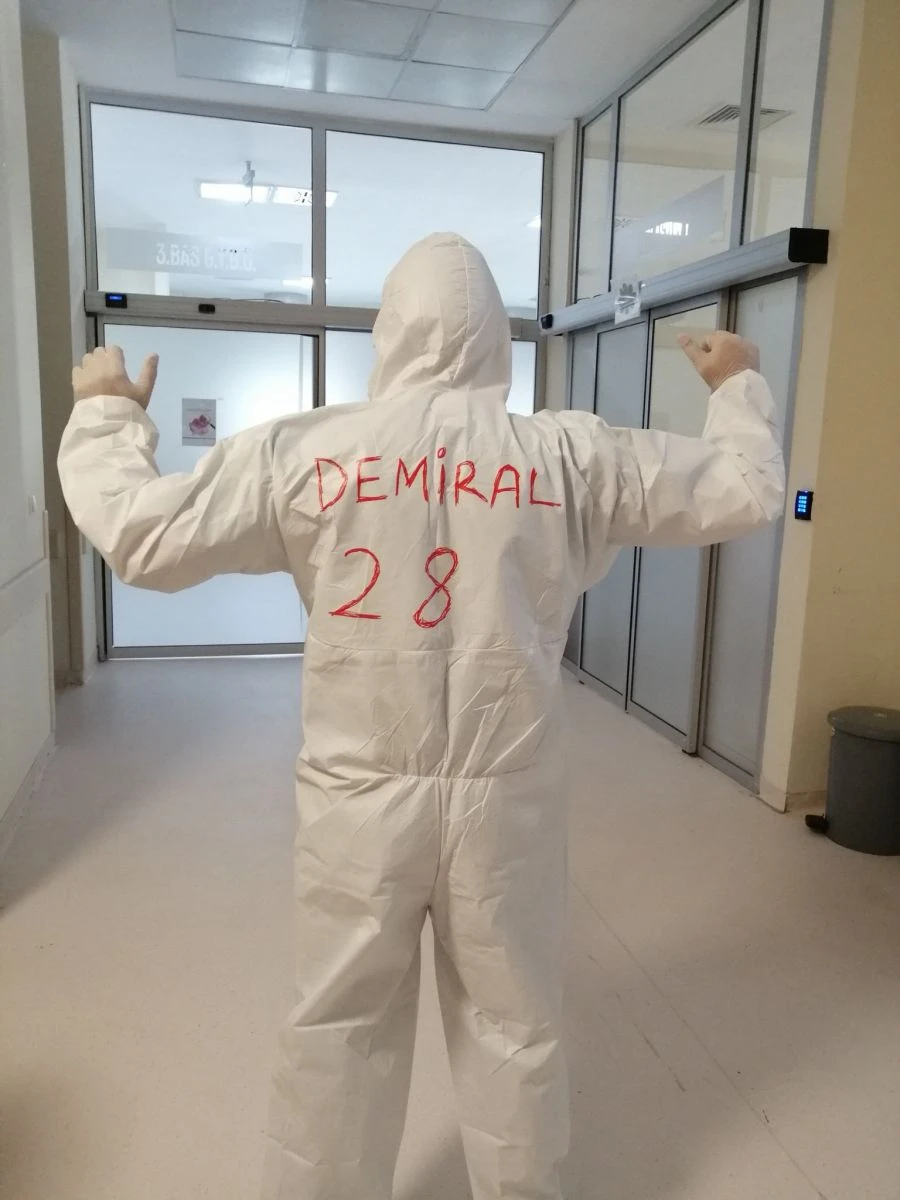 Merih Demiral'dan sağlık çalışanlarına destek