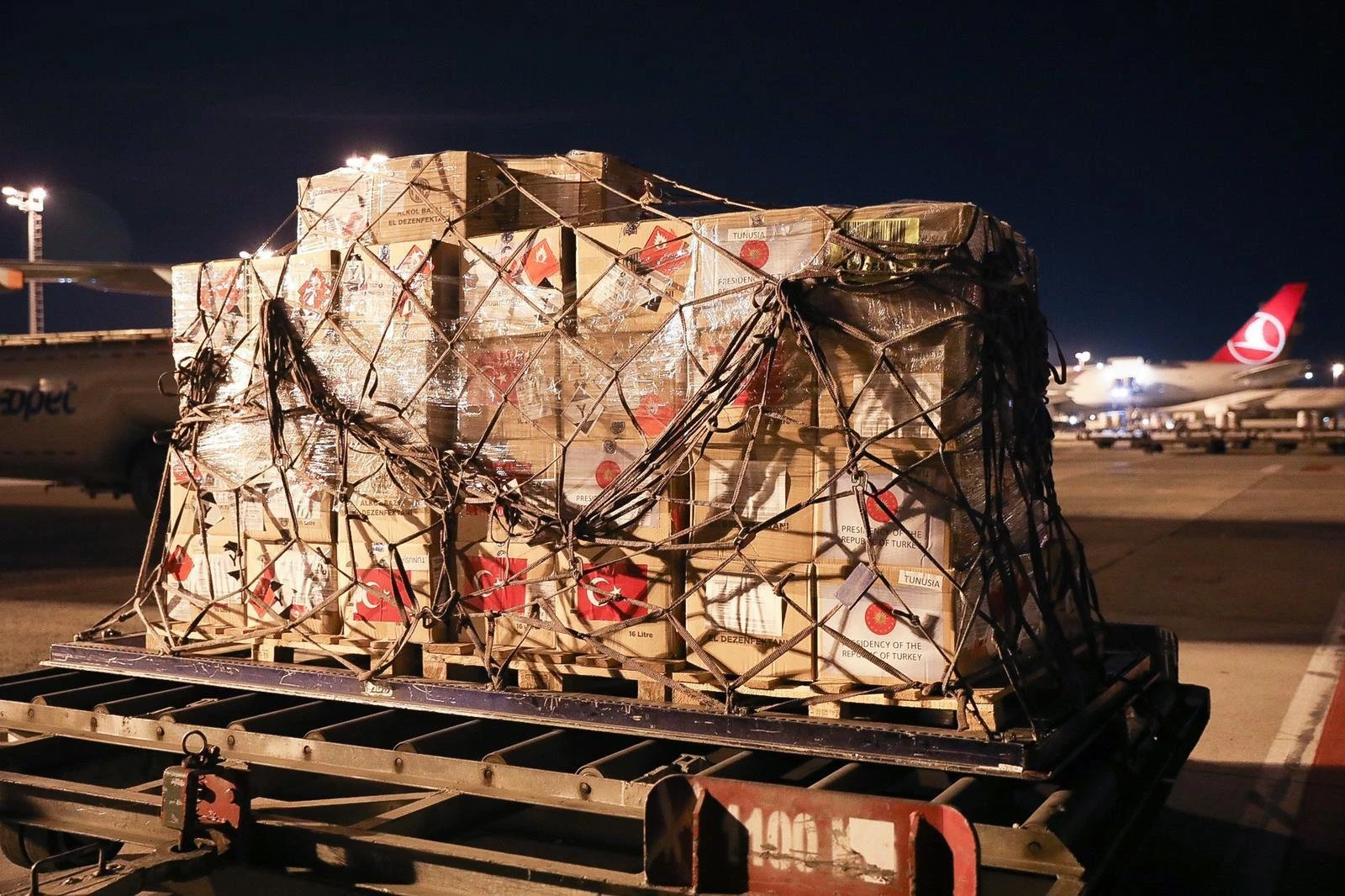 MSB: Kovid-19'la mücadelede kullanılacak tıbbi yardım malzemeleri Tunus'a gönderildi