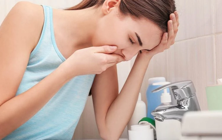 Yemek Yedikten Sonra Mide Bulantısı ve Kusma Neden Olur? Kusmaya Ne İyi Gelir?