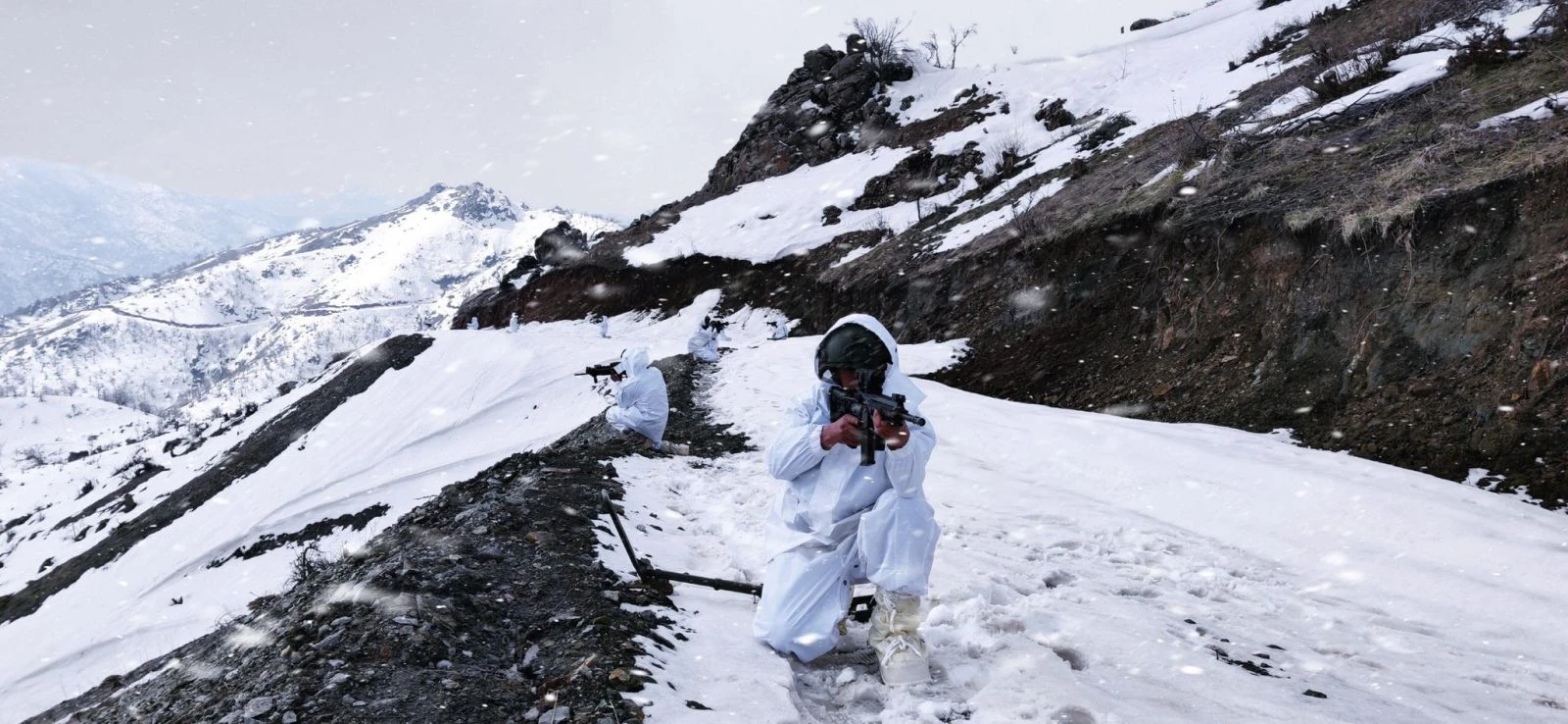 Mehmetçiğin vatan nöbetine "can dostları" eşlik ediyor