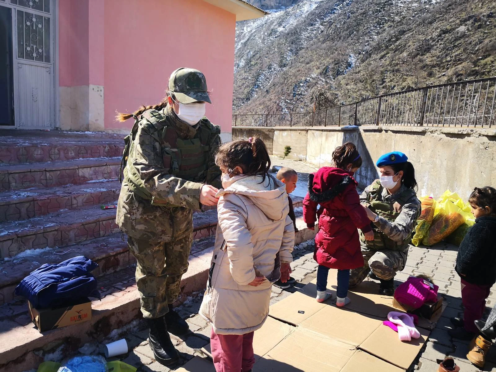 TSK'dan Şemdinli'deki çocuklara yardım eli
