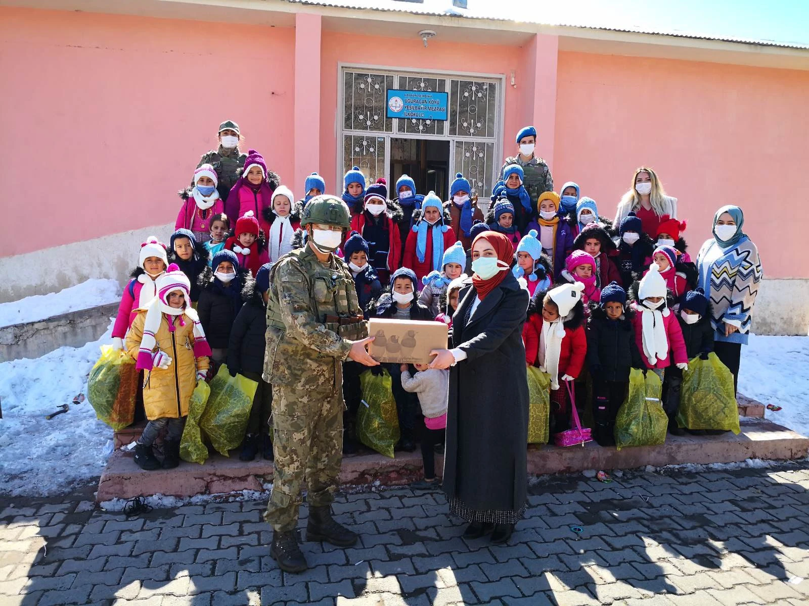 TSK'dan Şemdinli'deki çocuklara yardım eli