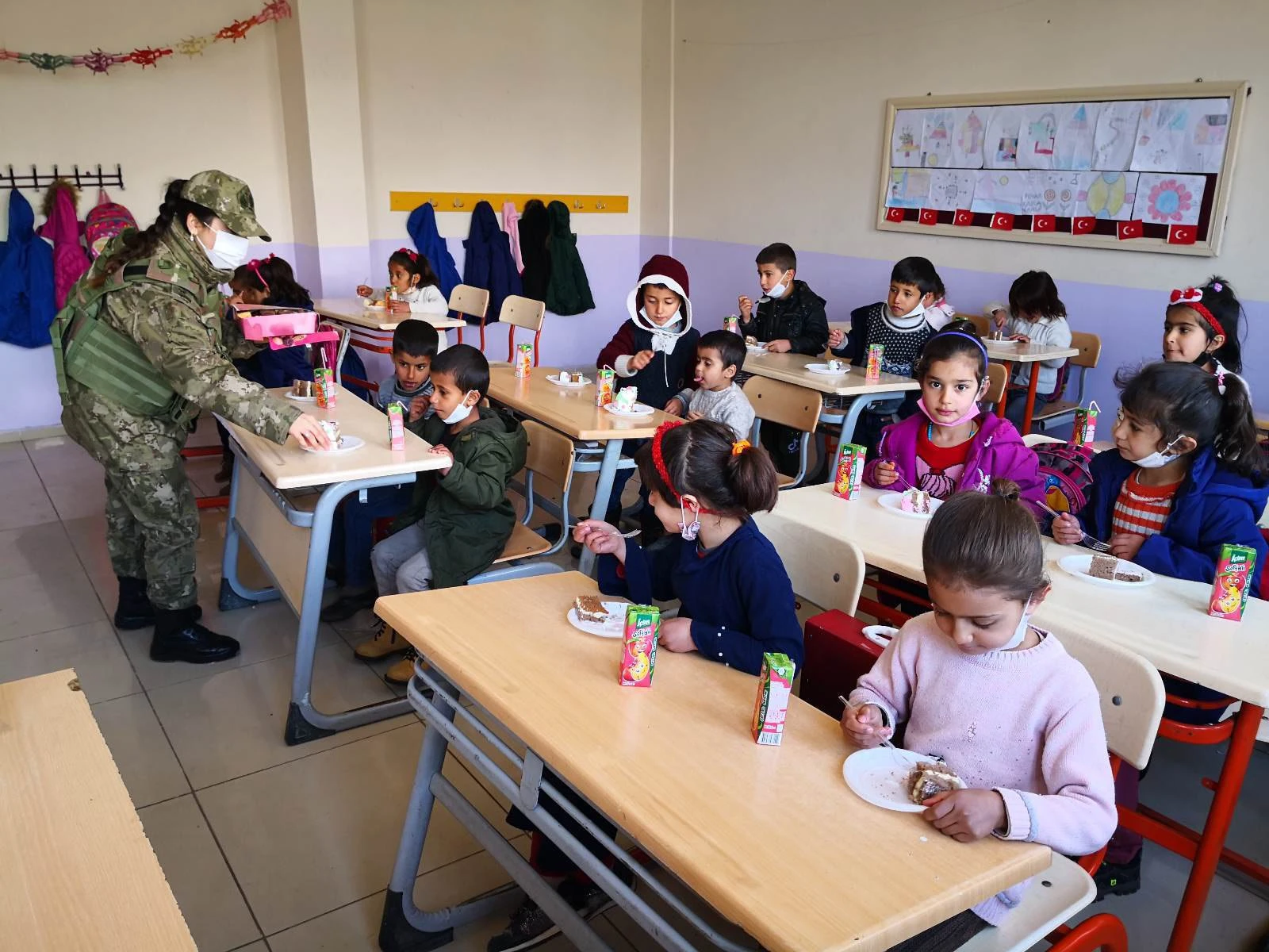 TSK'dan Şemdinli'deki çocuklara yardım eli