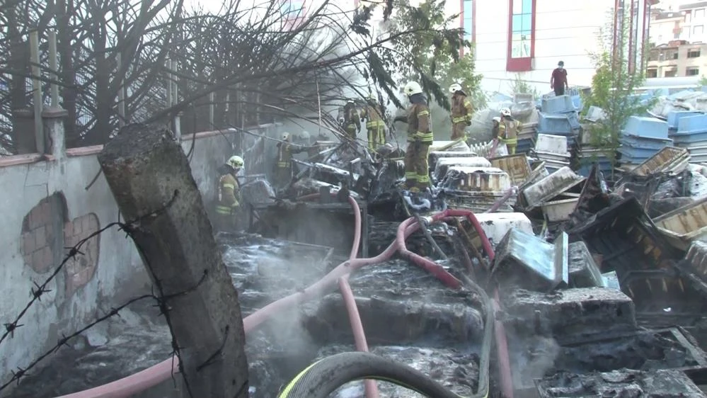 Sultanbeyli'de geri dönüşüm fabrikasında yangın