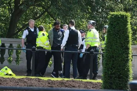 İngiltere'de bir şok daha! Şimdi de bıçaklı saldırgan