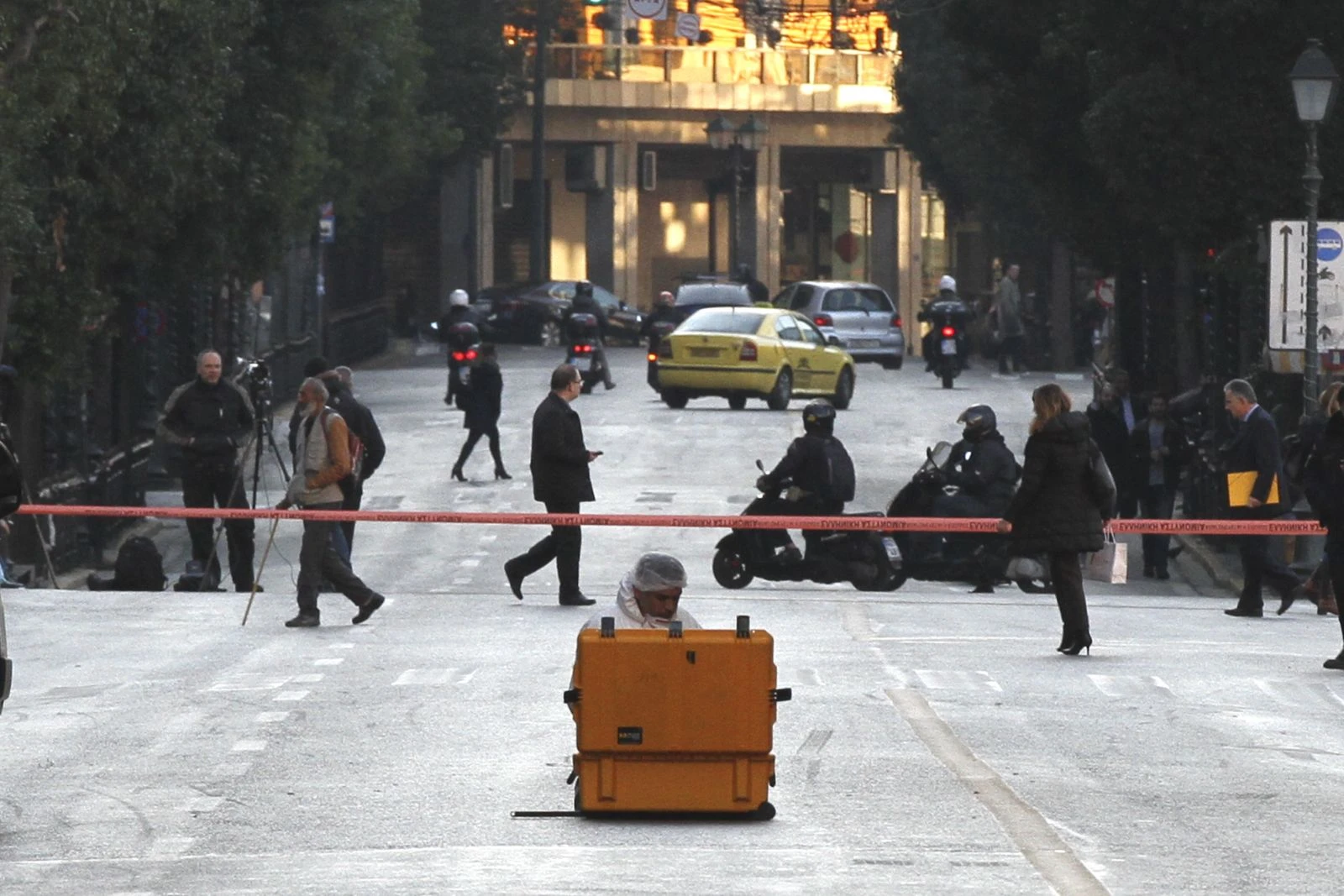 Atina'da bakanlıkta bomba paniği