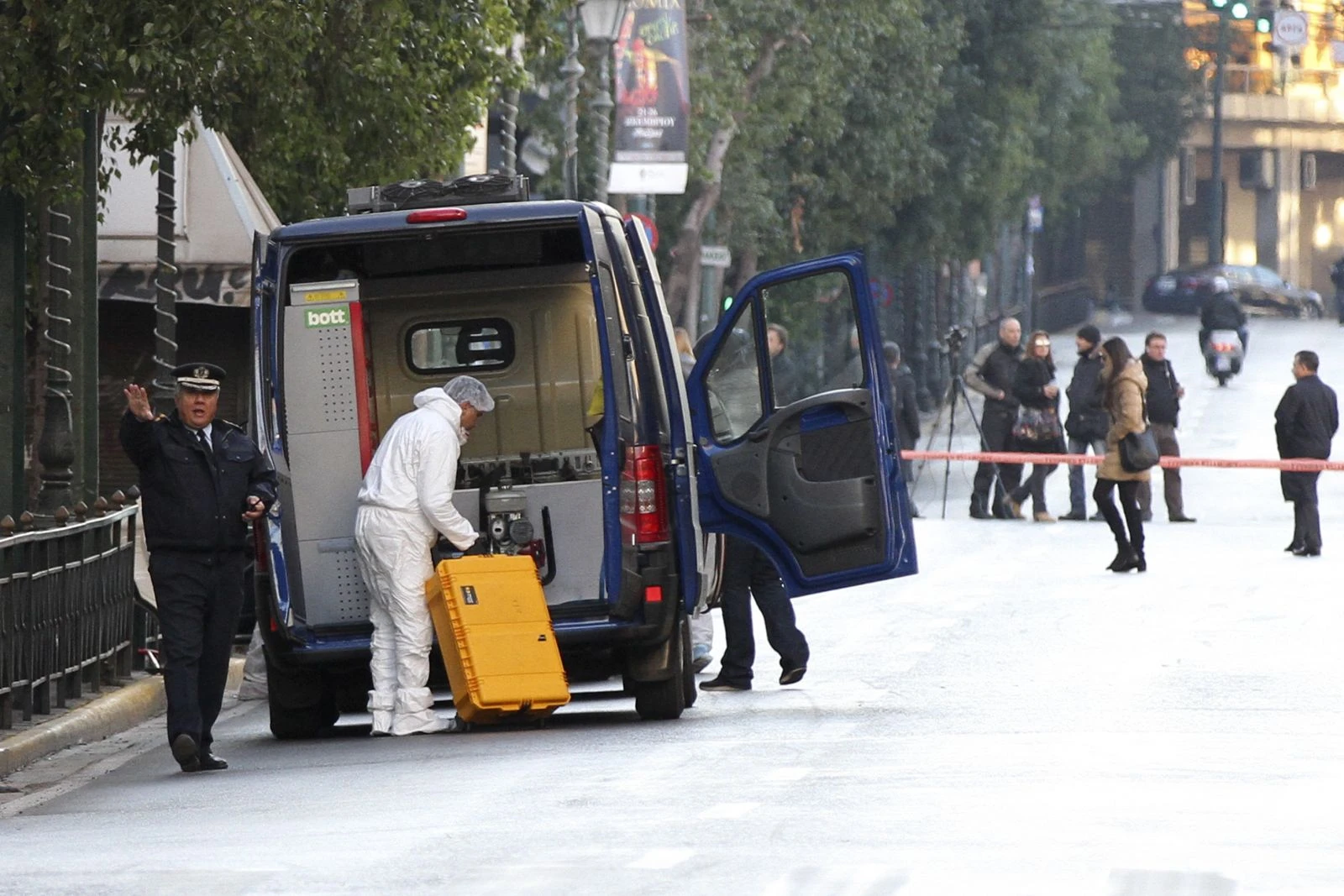 Atina'da bakanlıkta bomba paniği