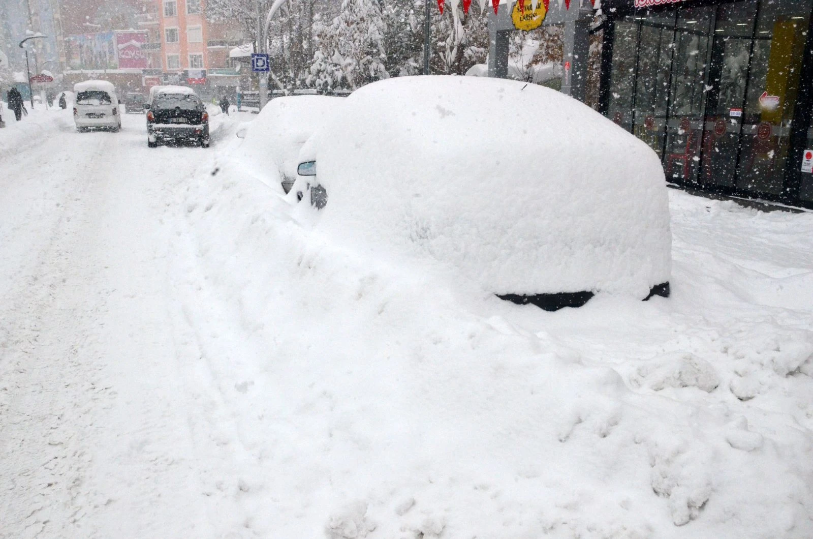 Karaman kara teslim! Şehir merkezinde 1 metreye ulaştı