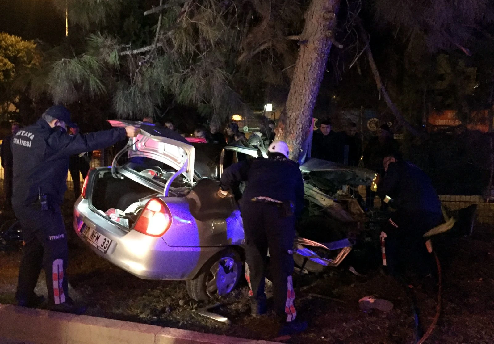 Otomobil refüjdeki ağaca çarptı: 2 ölü, 2 yaralı