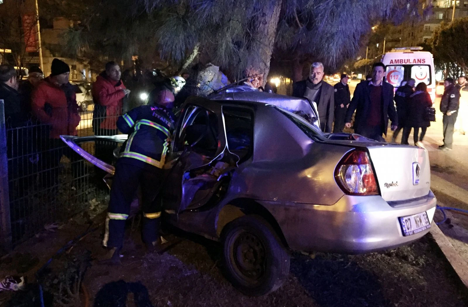 Otomobil refüjdeki ağaca çarptı: 2 ölü, 2 yaralı