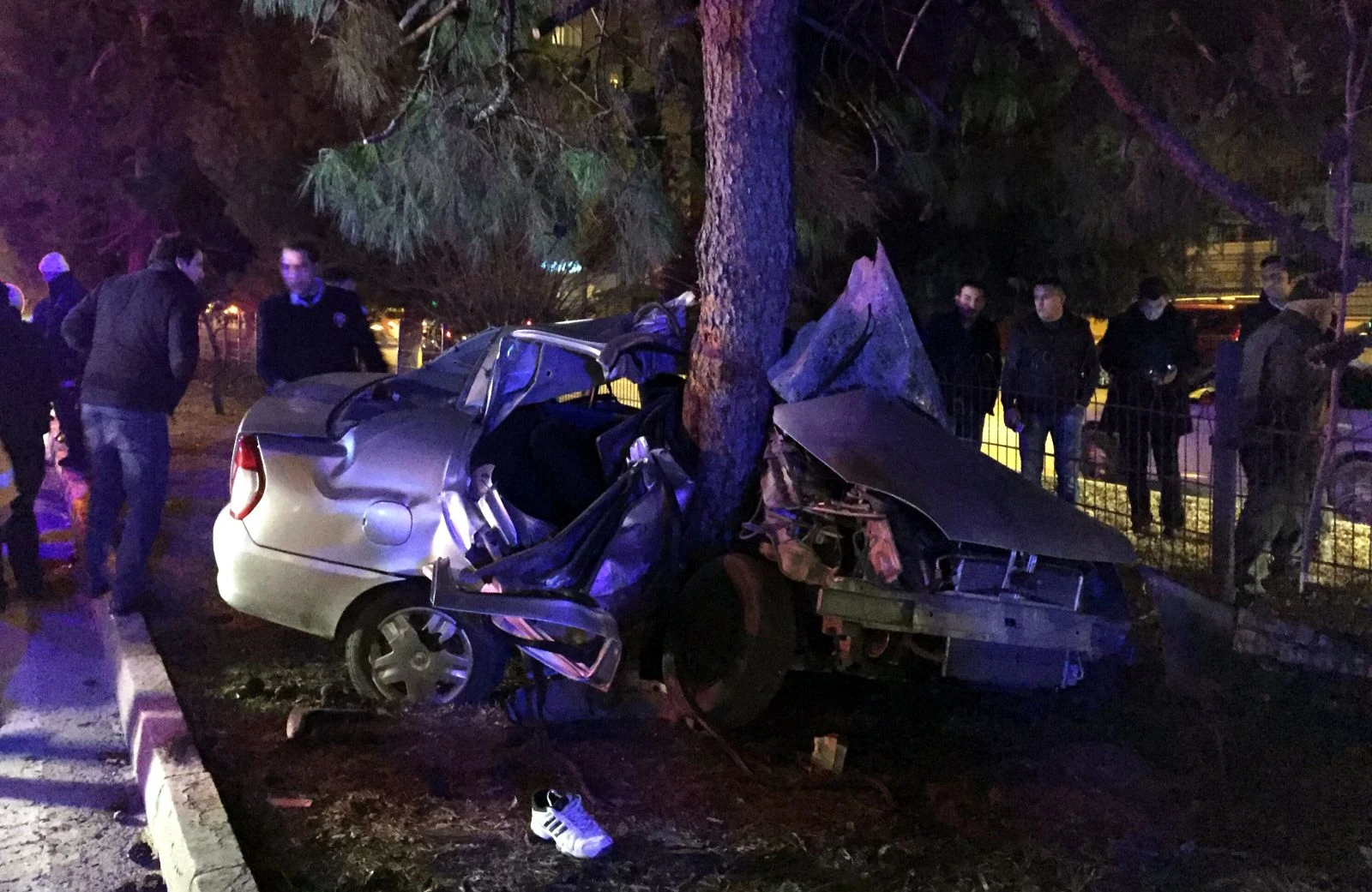 Otomobil refüjdeki ağaca çarptı: 2 ölü, 2 yaralı