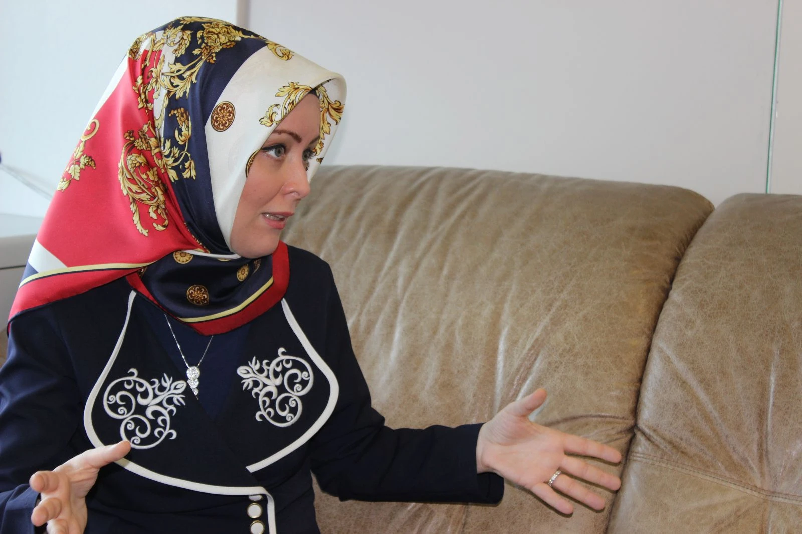 Yazar Hatice Kübra Tongar'dan sosyal medya anneleri hakkında uyarı!