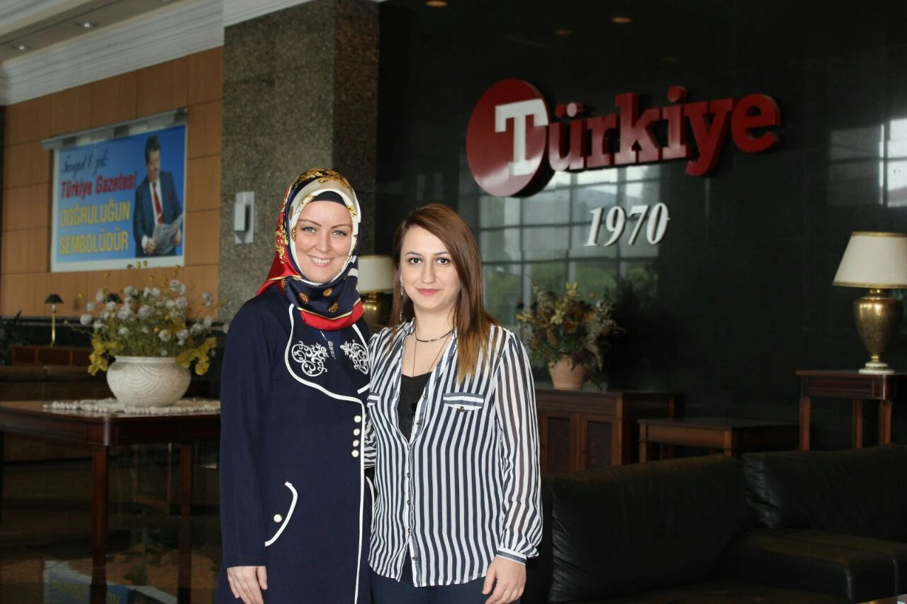 Yazar Hatice Kübra Tongar'dan sosyal medya anneleri hakkında uyarı!