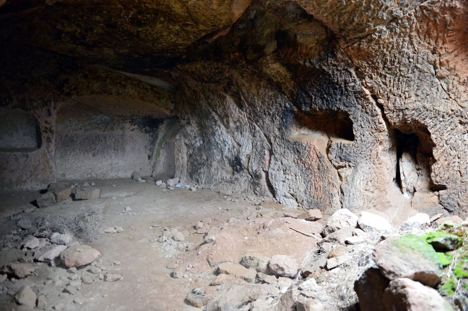 Çobanların ihbarıyla 52 odalı yer altı şehri bulundu