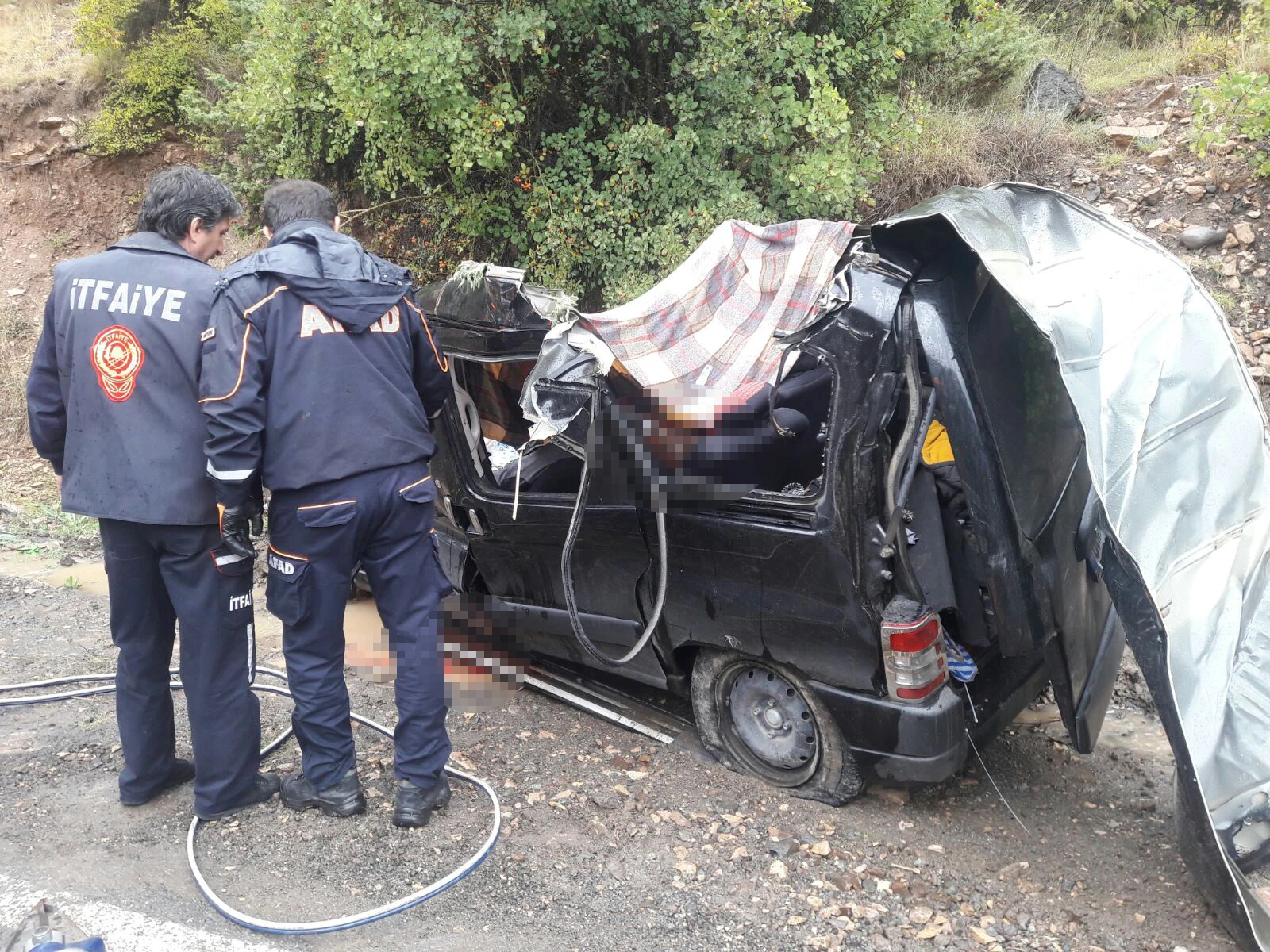 Otomobilin üzerine kaya düştü: 3 ölü, 1 yaralı