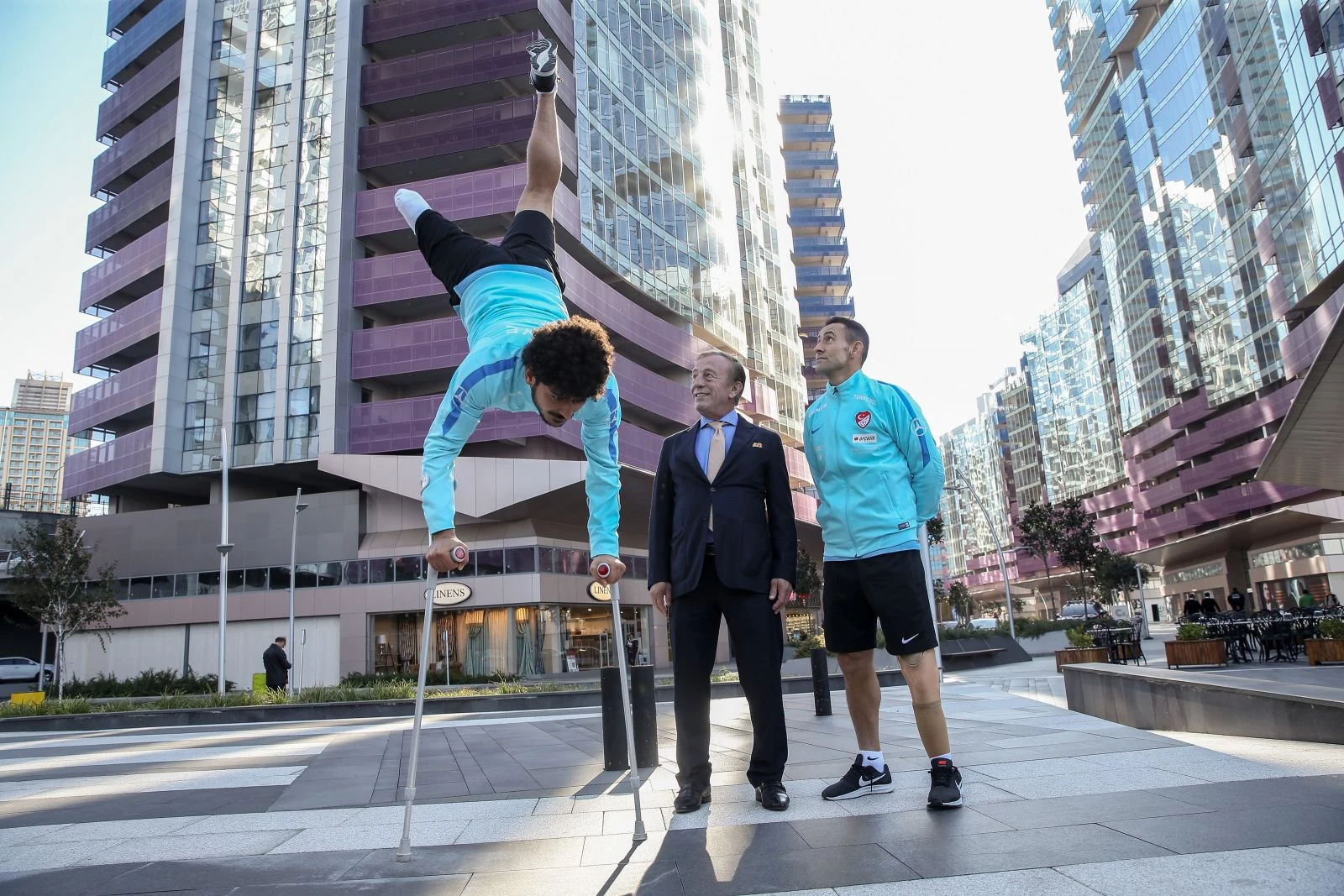 Ağaoğlu, Ampute Millilere söz verdiği dairelerini teslim etti