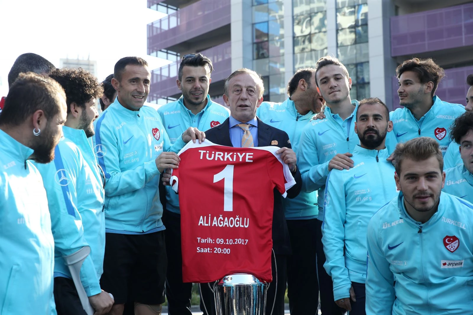 Ağaoğlu, Ampute Millilere söz verdiği dairelerini teslim etti