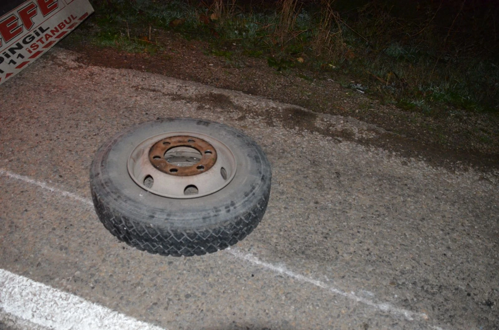 Çekiciden fırlayan lastik iki otomobile çarptı